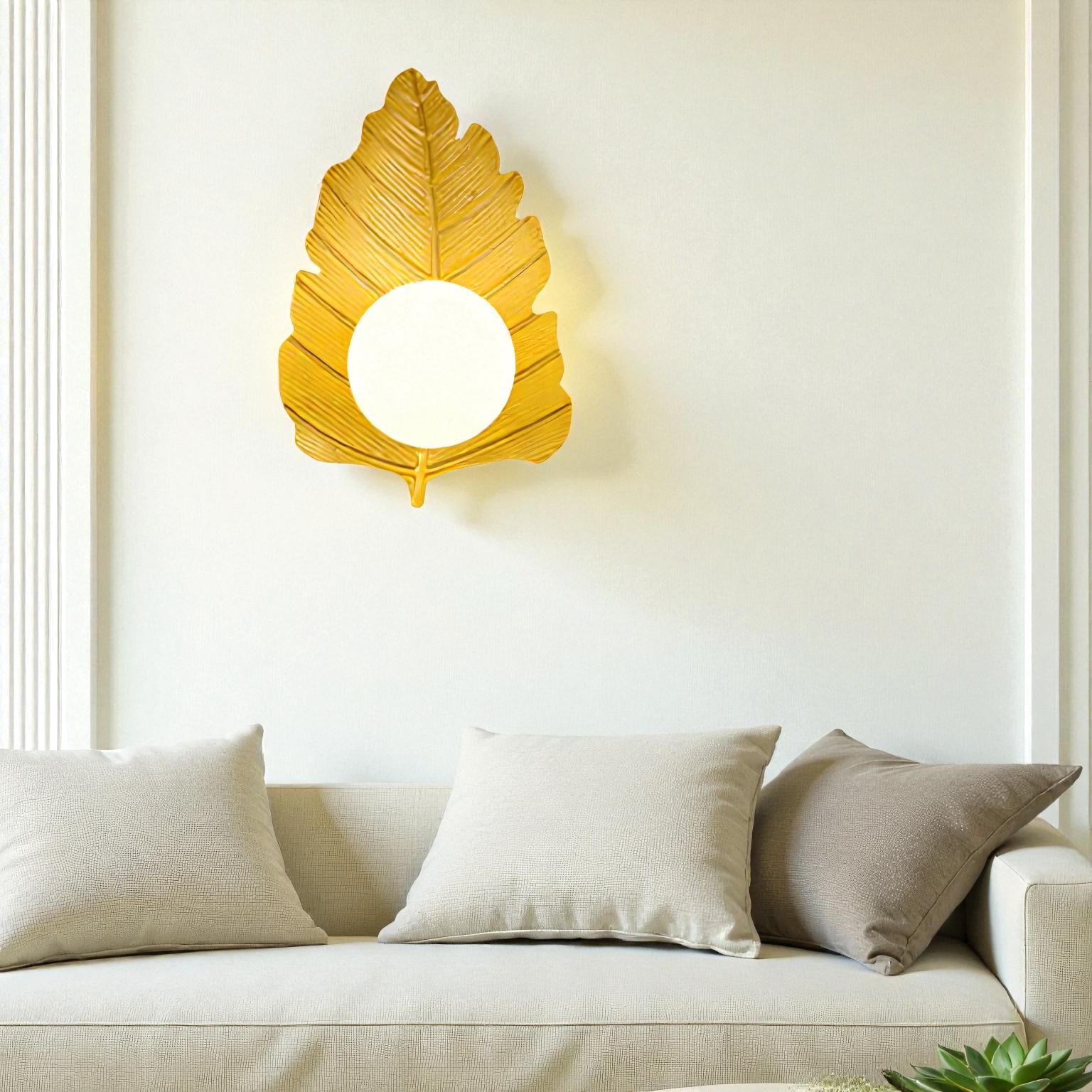 Blattförmige Wandleuchte mit rundem Mittellicht für elegante Innenbeleuchtung