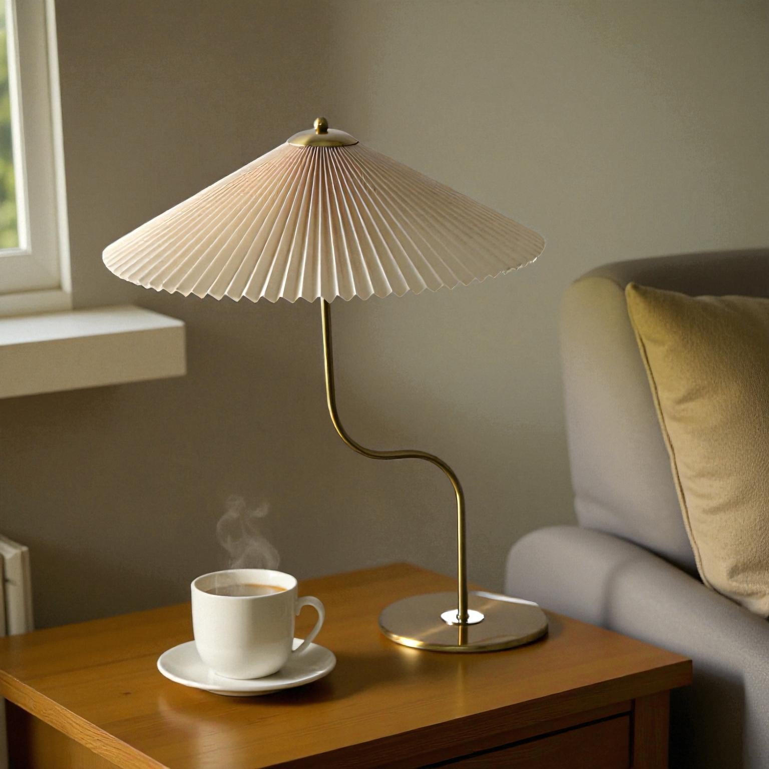 Moderne Tischlampe mit Stoffschirm und -fuß für weiche, elegante Innenbeleuchtung