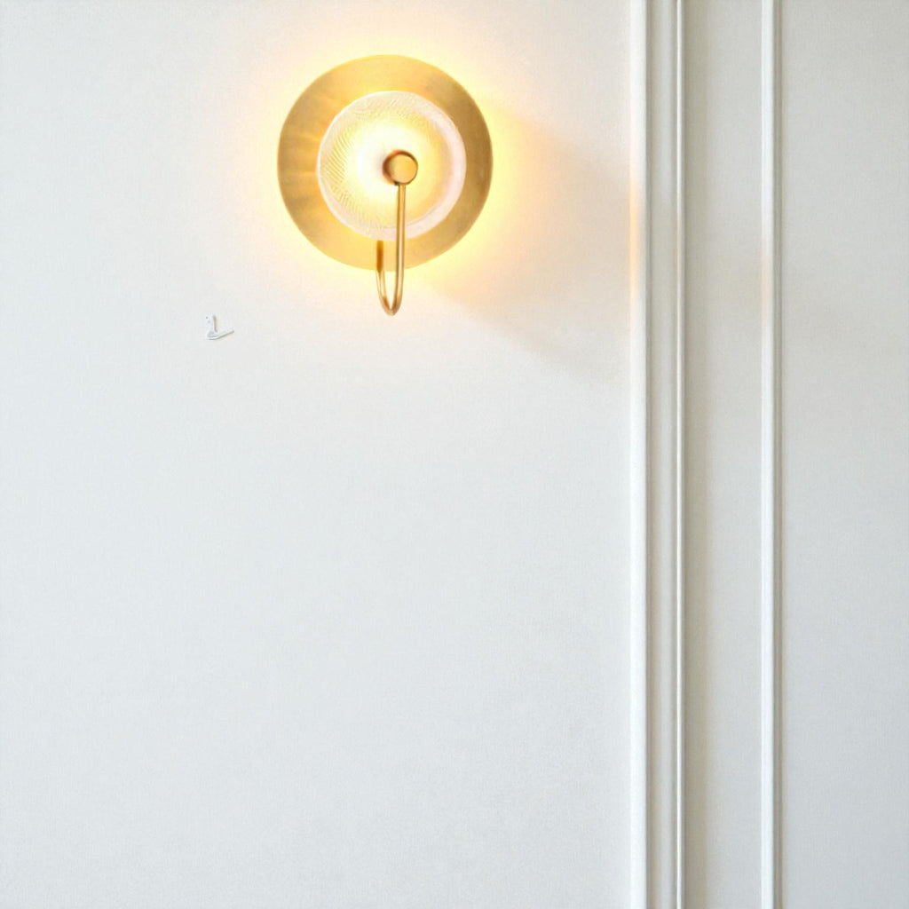Wandleuchte mit Glasschirm und elegantem Finish für stilvolle Innenbeleuchtung