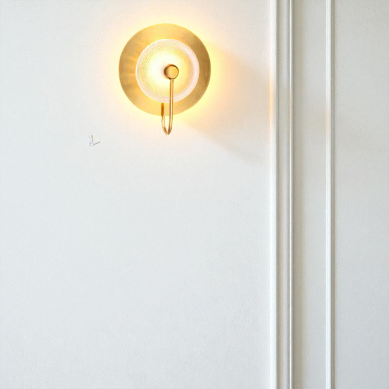 Wandleuchte mit Glasschirm und elegantem Finish für stilvolle Innenbeleuchtung