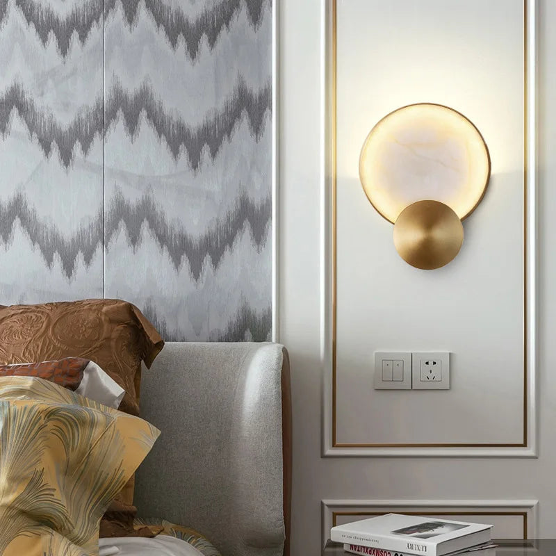 Luzana - Runde Marmor-Wandleuchte mit Kupferfinish in Gold