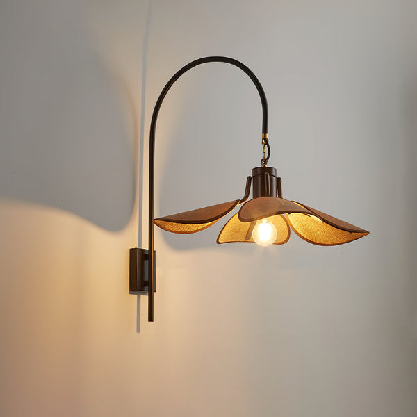 Petal - Wandleuchte Petal Bloom aus Metall, Holz und Leinen
