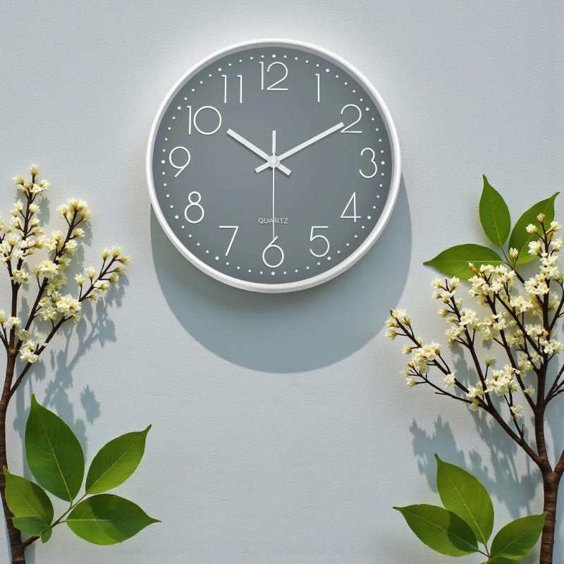Minimalistische runde Wanduhr mit klaren Zahlen und geräuschlosem Lauf