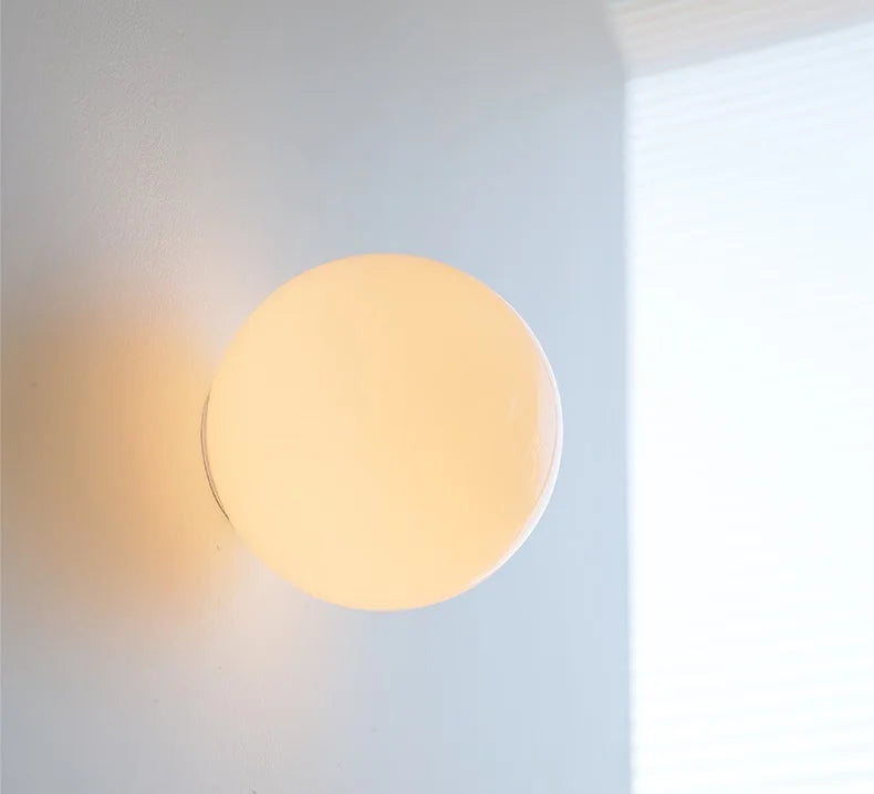 Mureto - Weiße LED-Wandleuchte in Glaskugelform