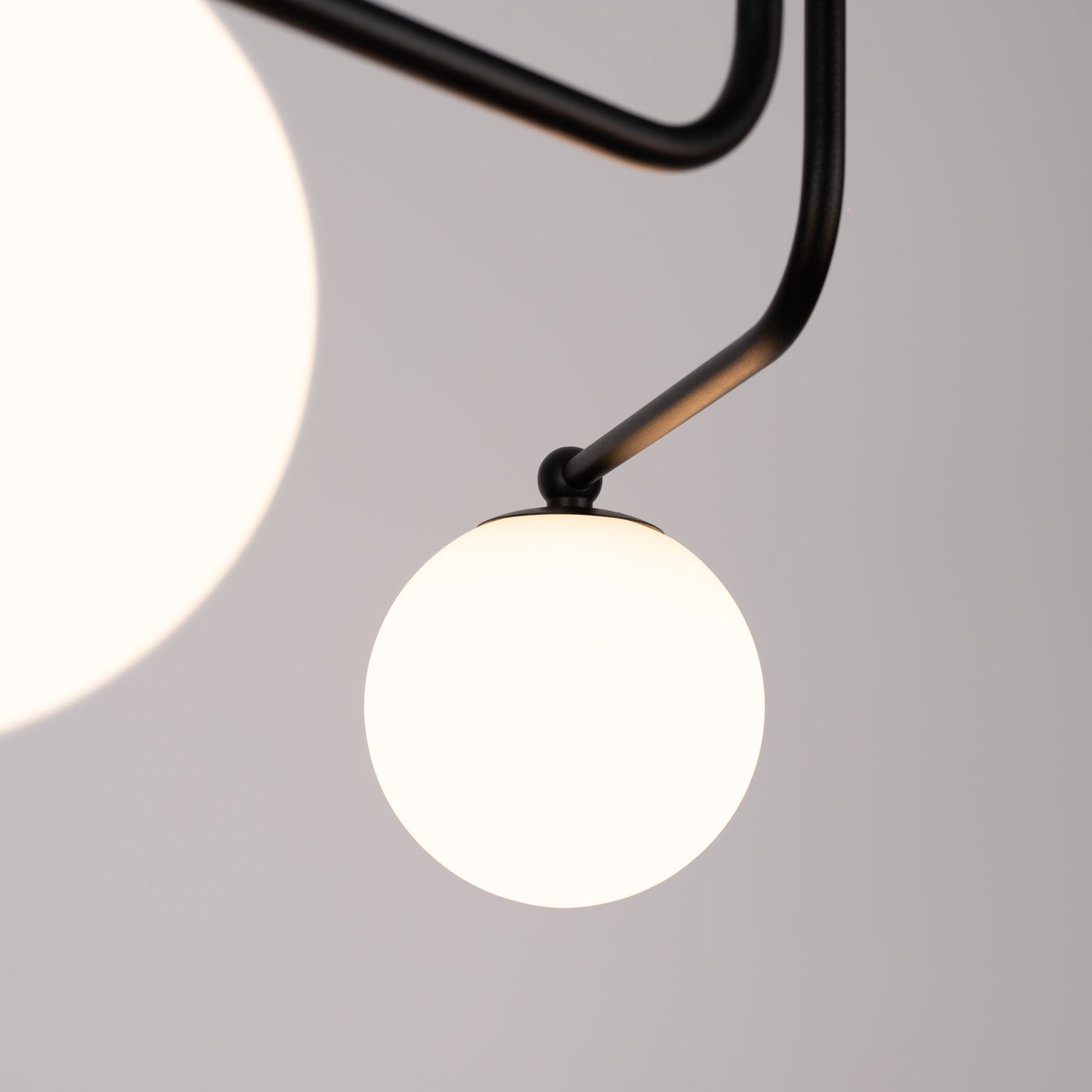 Zeitloser - schwarz-weißer Kronleuchter mit mattierten
