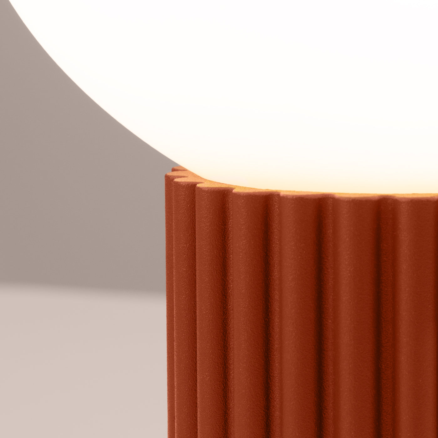 Nuova - Ockerrote Tischleuchte mit mattiertem Glas und