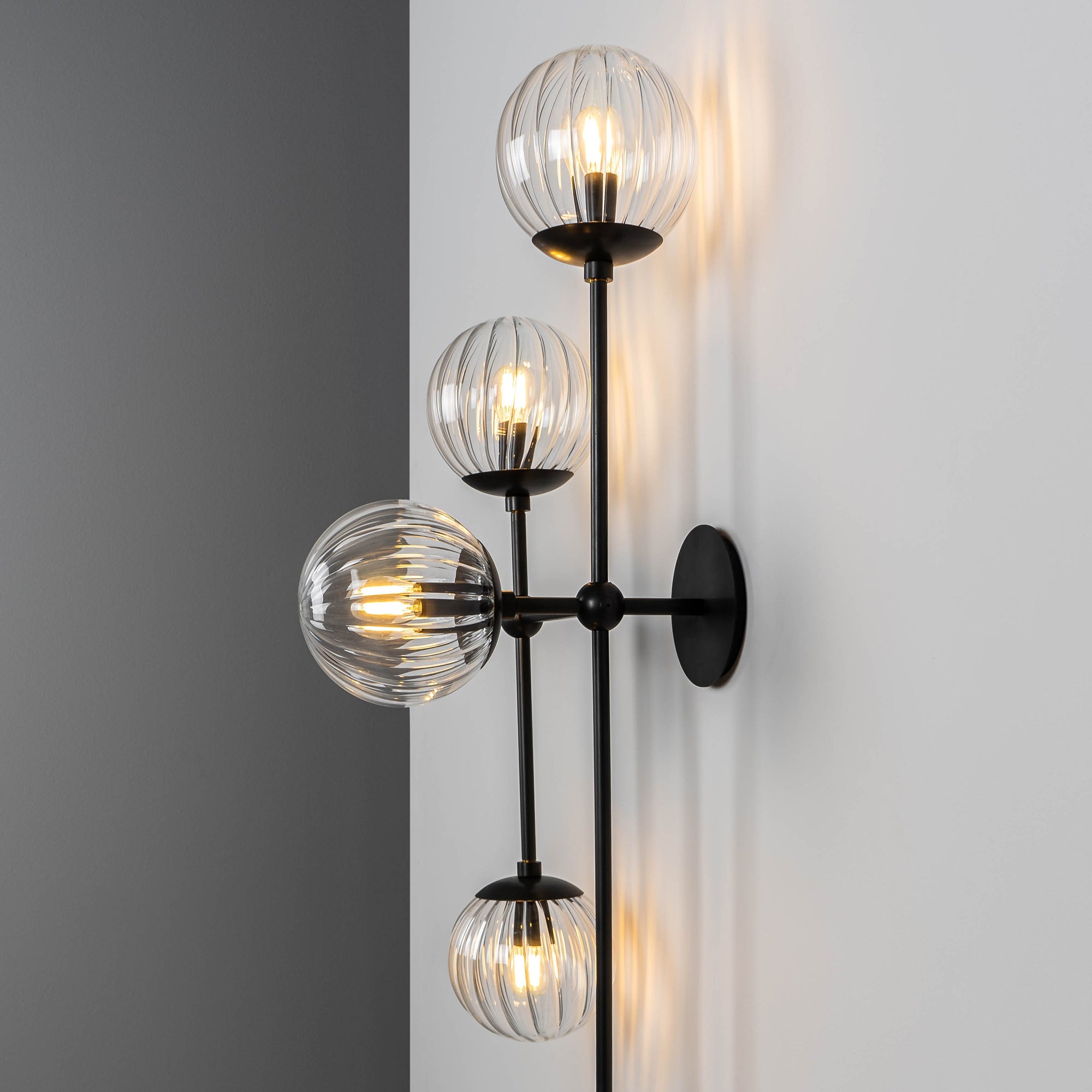 Schwung - Lighting -Armstrong 6R Leuchte aus Metall und Glas