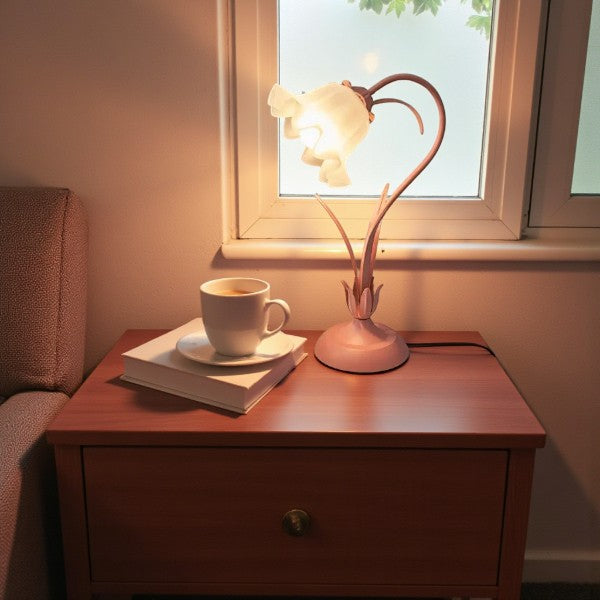 Einflammige Tischlampe mit blütenförmigem Lampenschirm für die Wohnungsdekoration