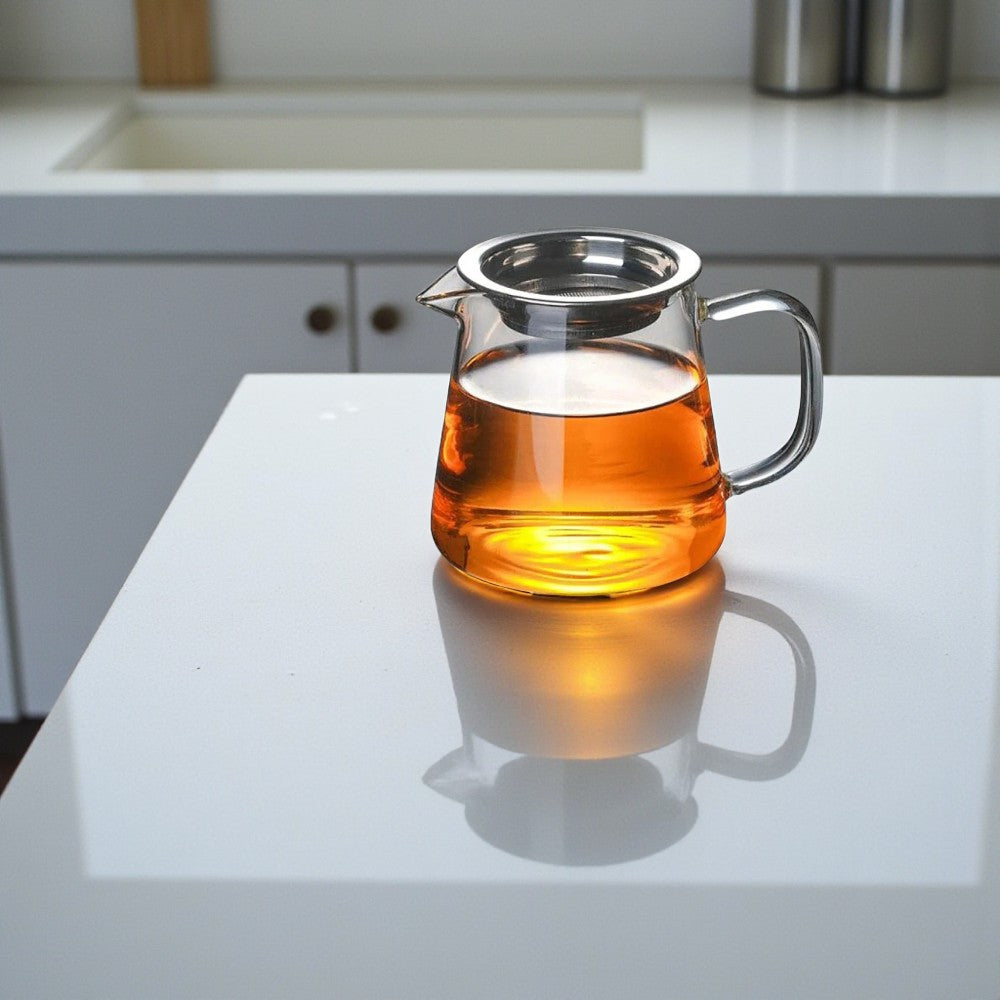 Glasteekanne mit Griff und Siebdeckel für elegantes Aufbrühen