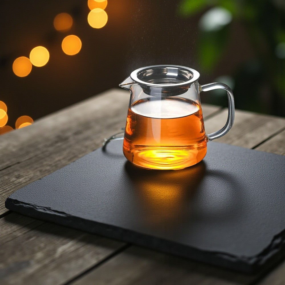 Glasteekanne mit Griff und Siebdeckel für elegantes Aufbrühen