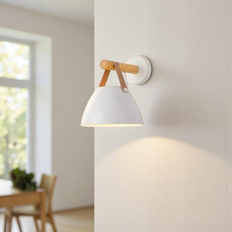 Moderne Minimalistische Wandleuchte mit Kuppelförmigem Schirm für Zeitgenössische Innenräume