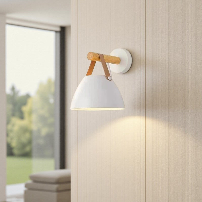 Moderne Minimalistische Wandleuchte mit Kuppelförmigem Schirm für Zeitgenössische Innenräume