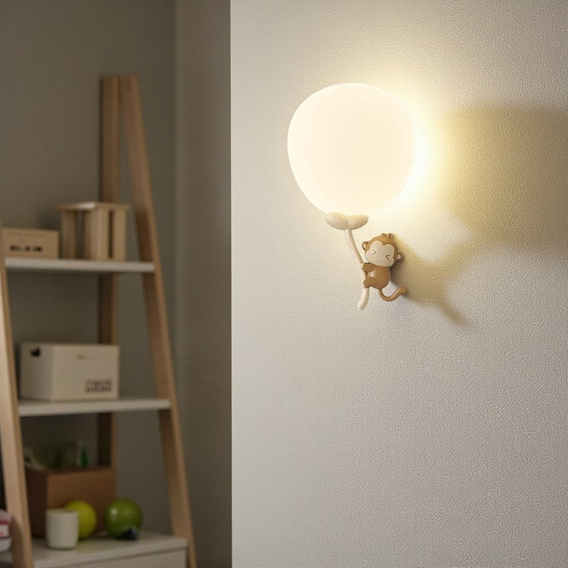 Tierinspirierte - LED-Wandleuchte mit Globus-Schirm