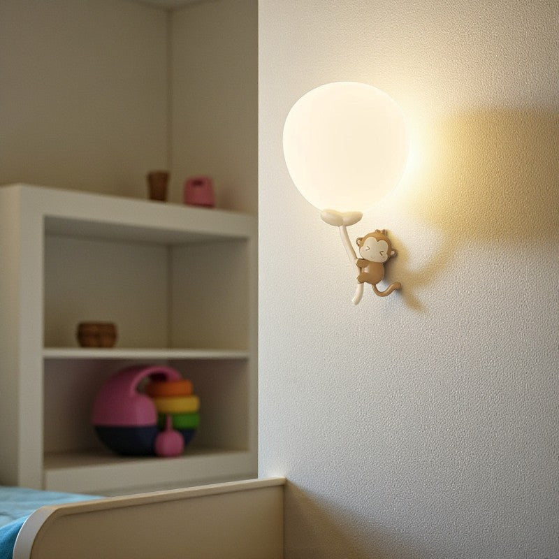 Tierinspirierte - LED-Wandleuchte mit Globus-Schirm