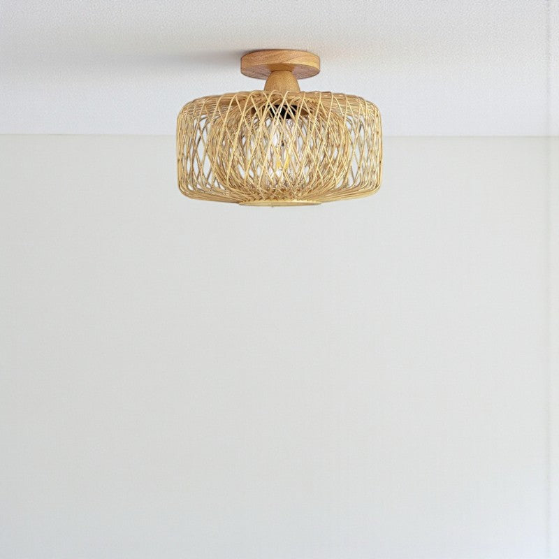 Traditionelle Deckenlampe aus Holz und Rattan mit klassischem Design für elegante Innenräume