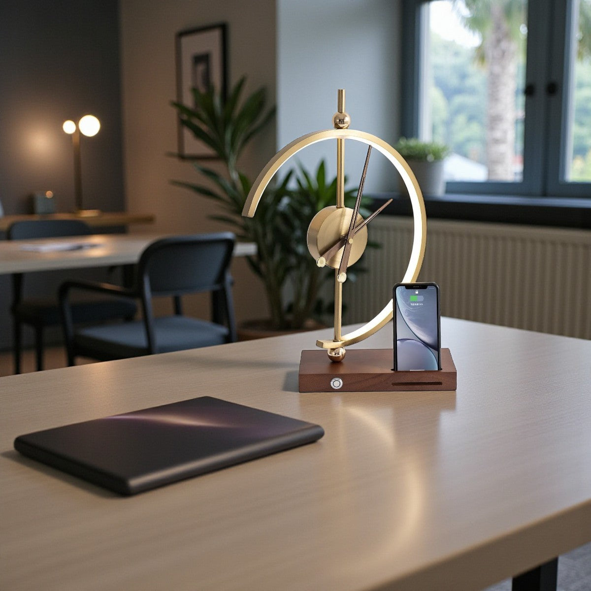 Multifunktionale Lampe mit Uhr und kabellosem Ladegerät für das und uden smarten Lebensstil