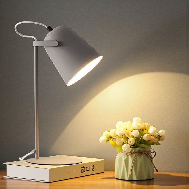 Verstellbare Schreibtischlampe im skandinavischen Design und mit funktionaler Beleuchtung