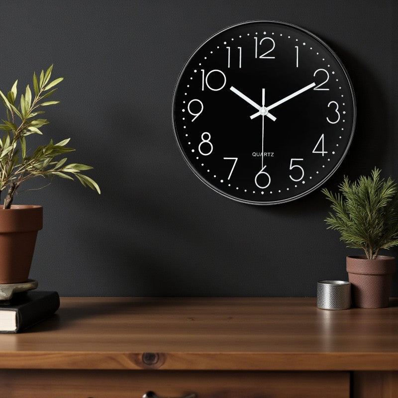 Minimalistische runde Wanduhr mit klaren Zahlen und geräuschlosem Lauf