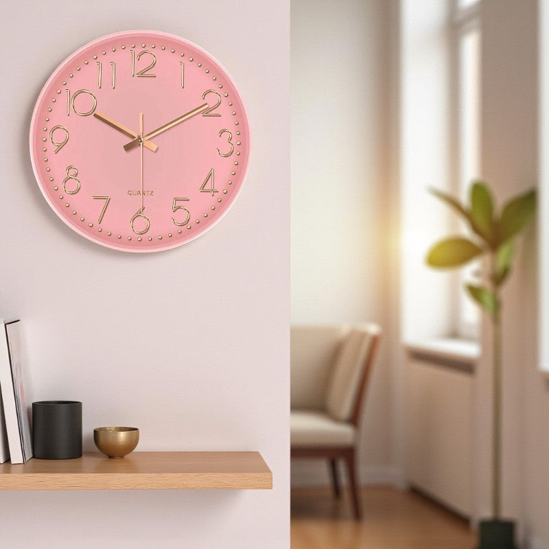 Minimalistische runde Wanduhr mit klaren Zahlen und geräuschlosem Lauf