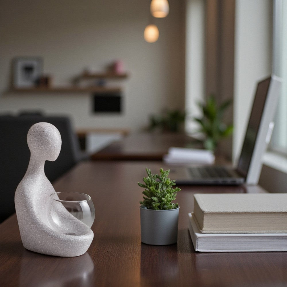 Transparente Vase mit integrierter dekorativer Figur