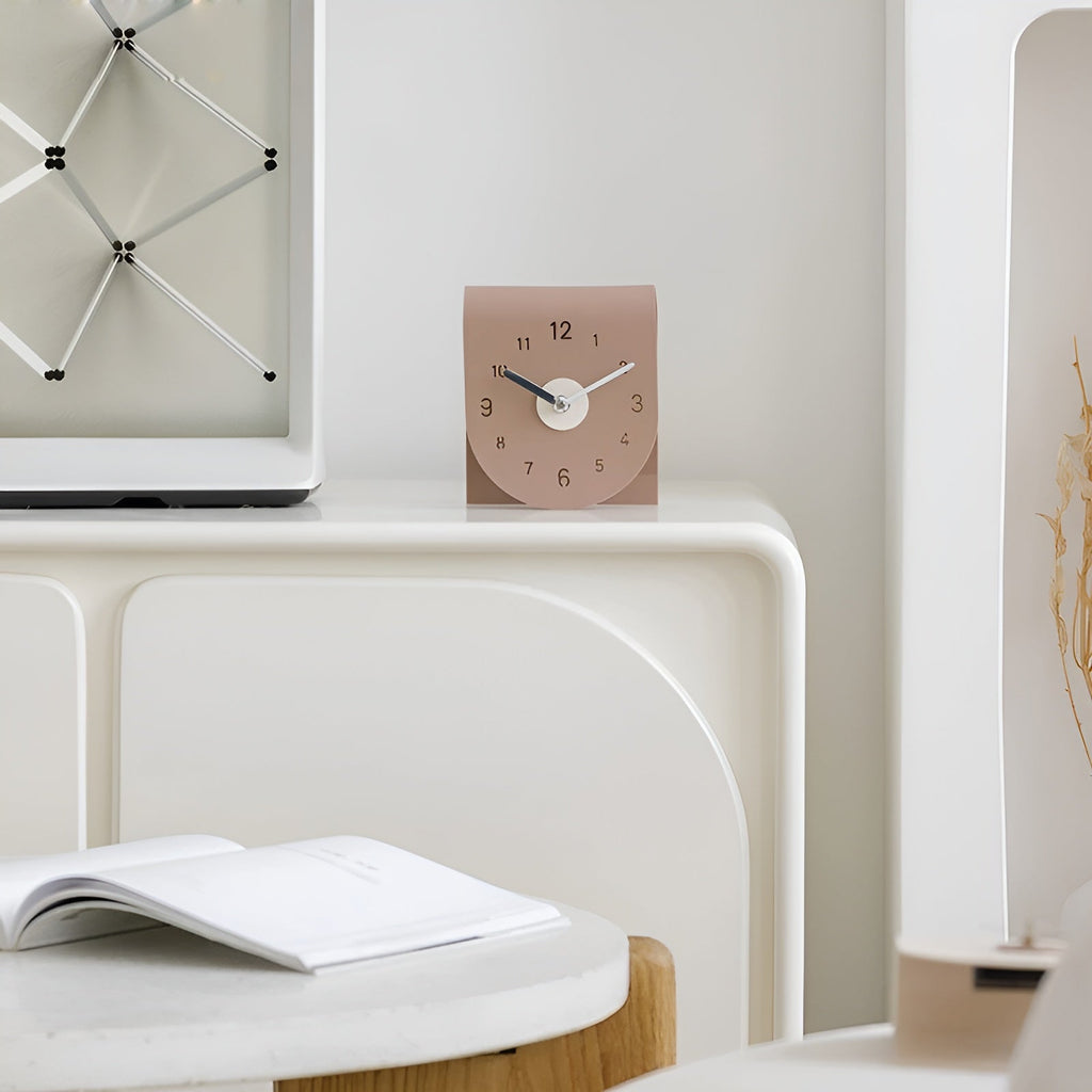Tischuhr mit natürlichem Look und gut ablesbaren Zahlen