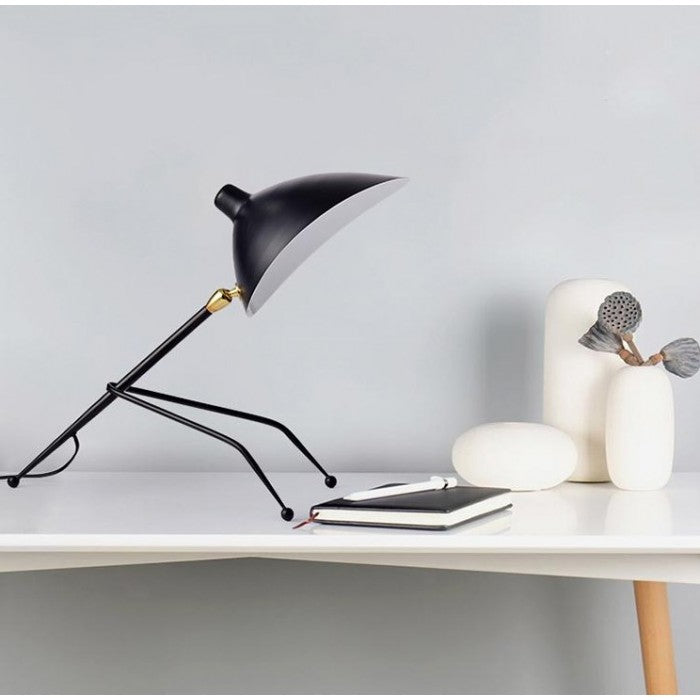 Verstellbare - Tischlampe mit Dreibeinfuß