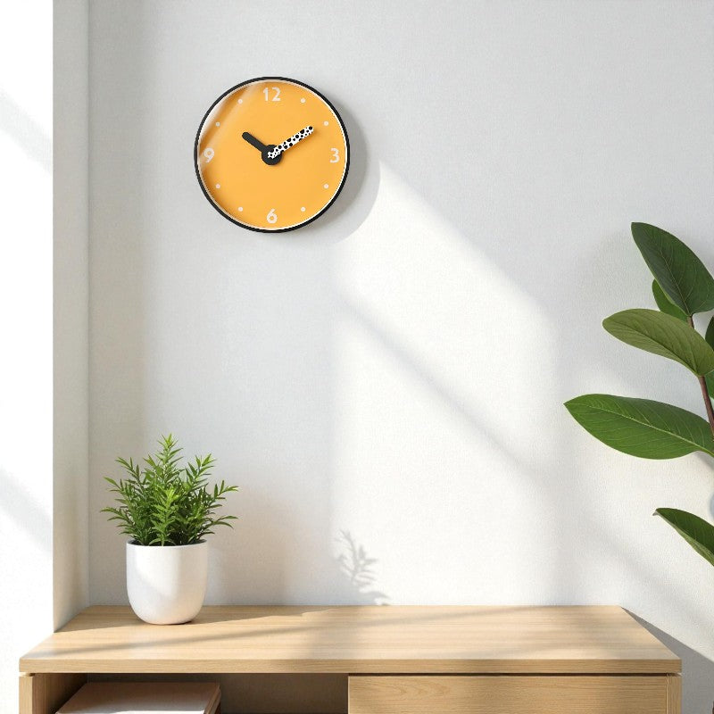 Wanduhr mit minimalistischem Druckdesign für moderne Innenräume